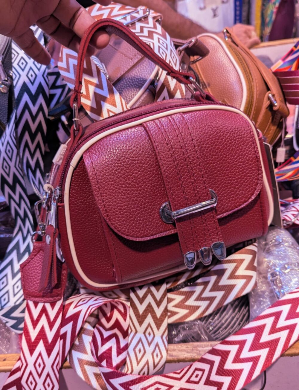 Trendy Quality Leather Handbag – Stylish & Compact - Image 2