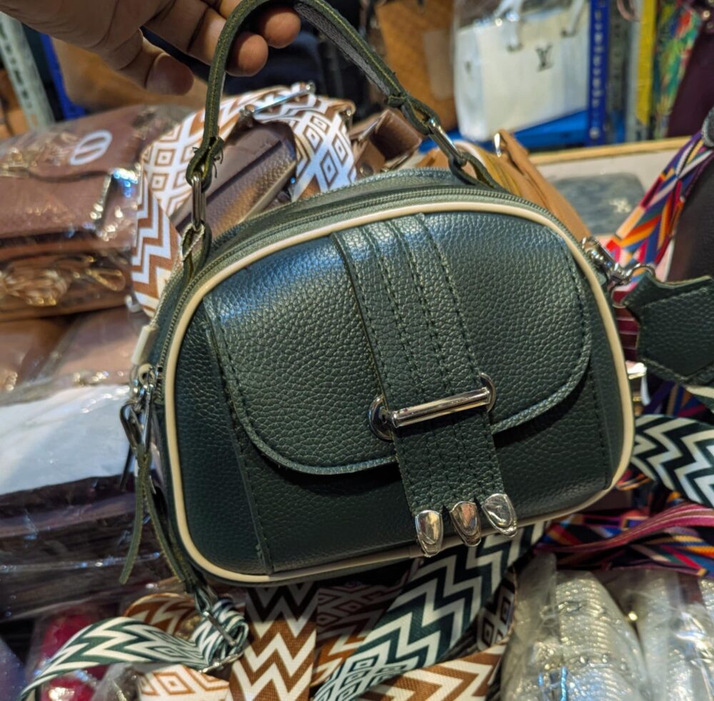 Trendy Quality Leather Handbag – Stylish & Compact - Image 3