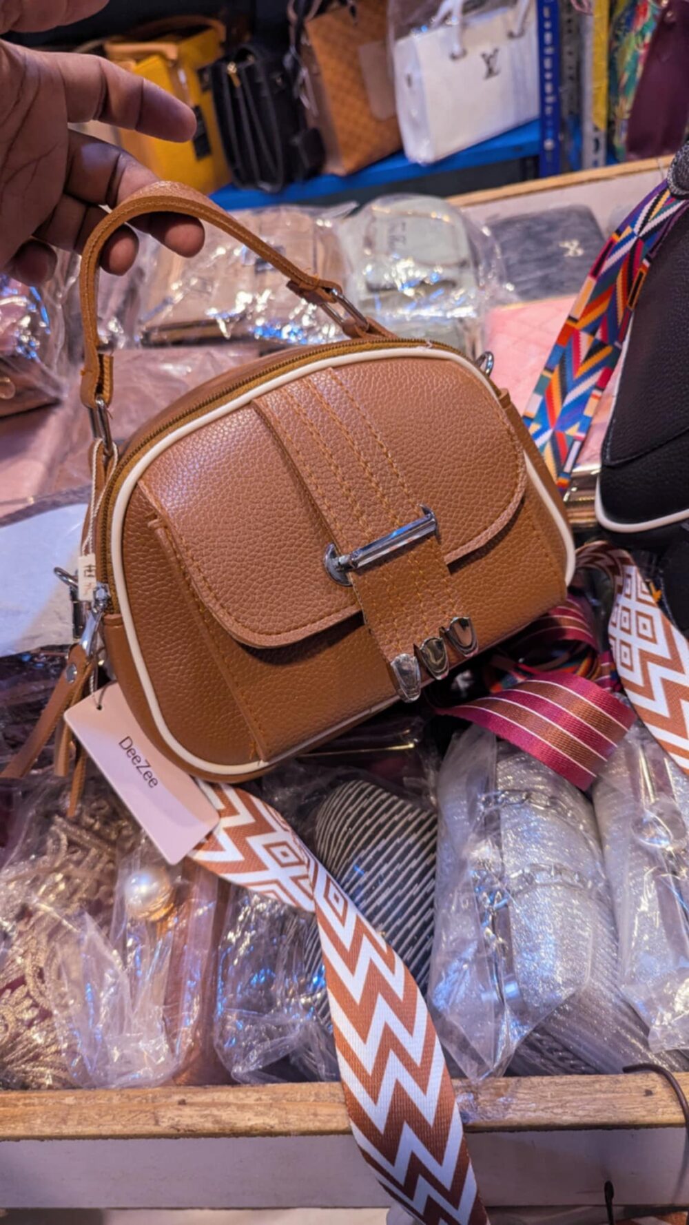 Trendy Quality Leather Handbag – Stylish & Compact - Image 5